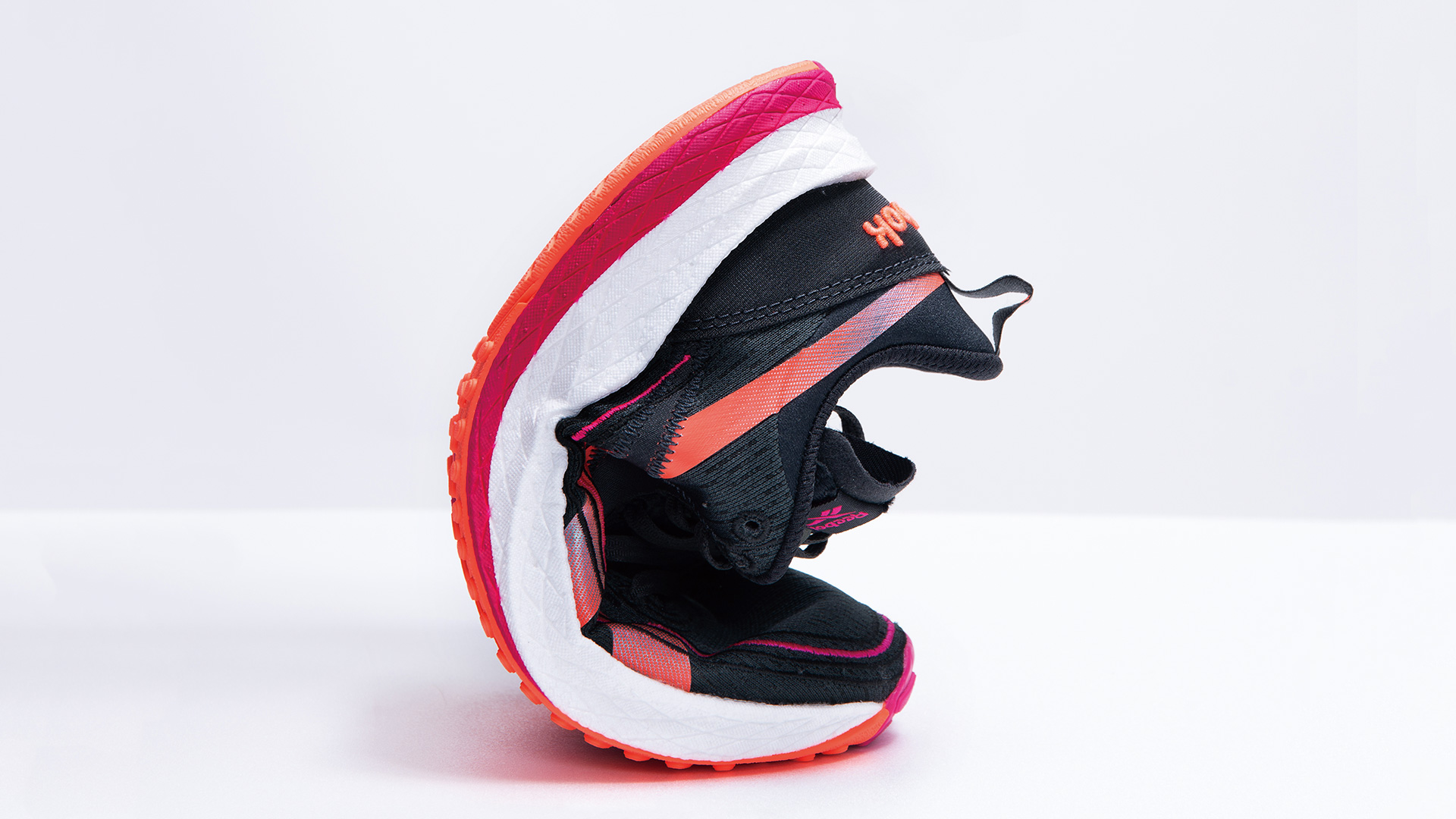 大きく曲げても破損することなく、力強く跳ね戻るミッドソール