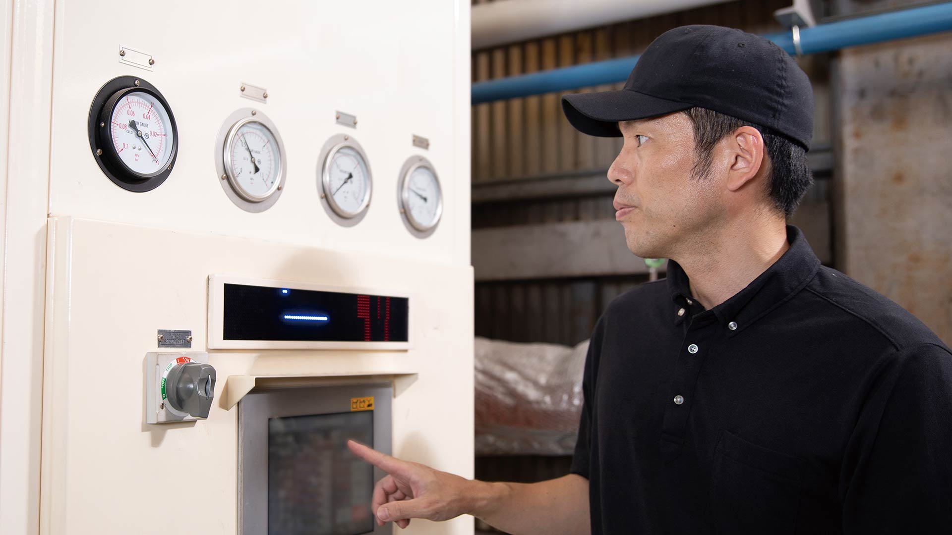 成形機の調整を行う木舩晋一さん